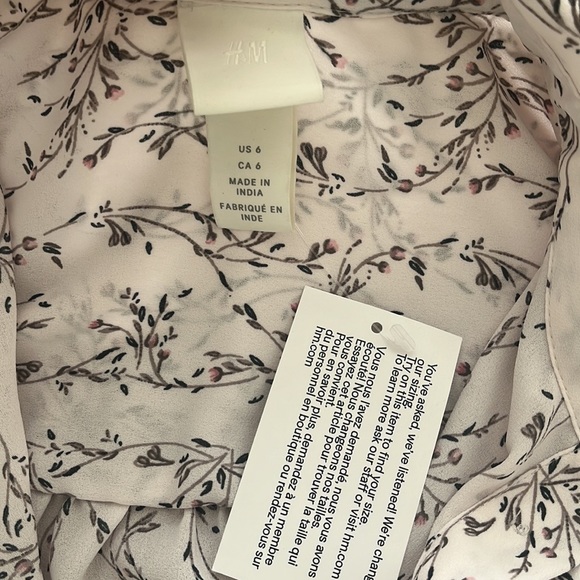 NWT H&M button down shirt size 6
Beautiful print. Excellent Condition 
#49 - Picture 7 of 9